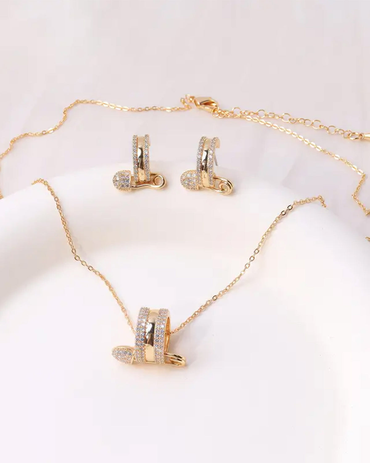 Eminent Women's Locket Set