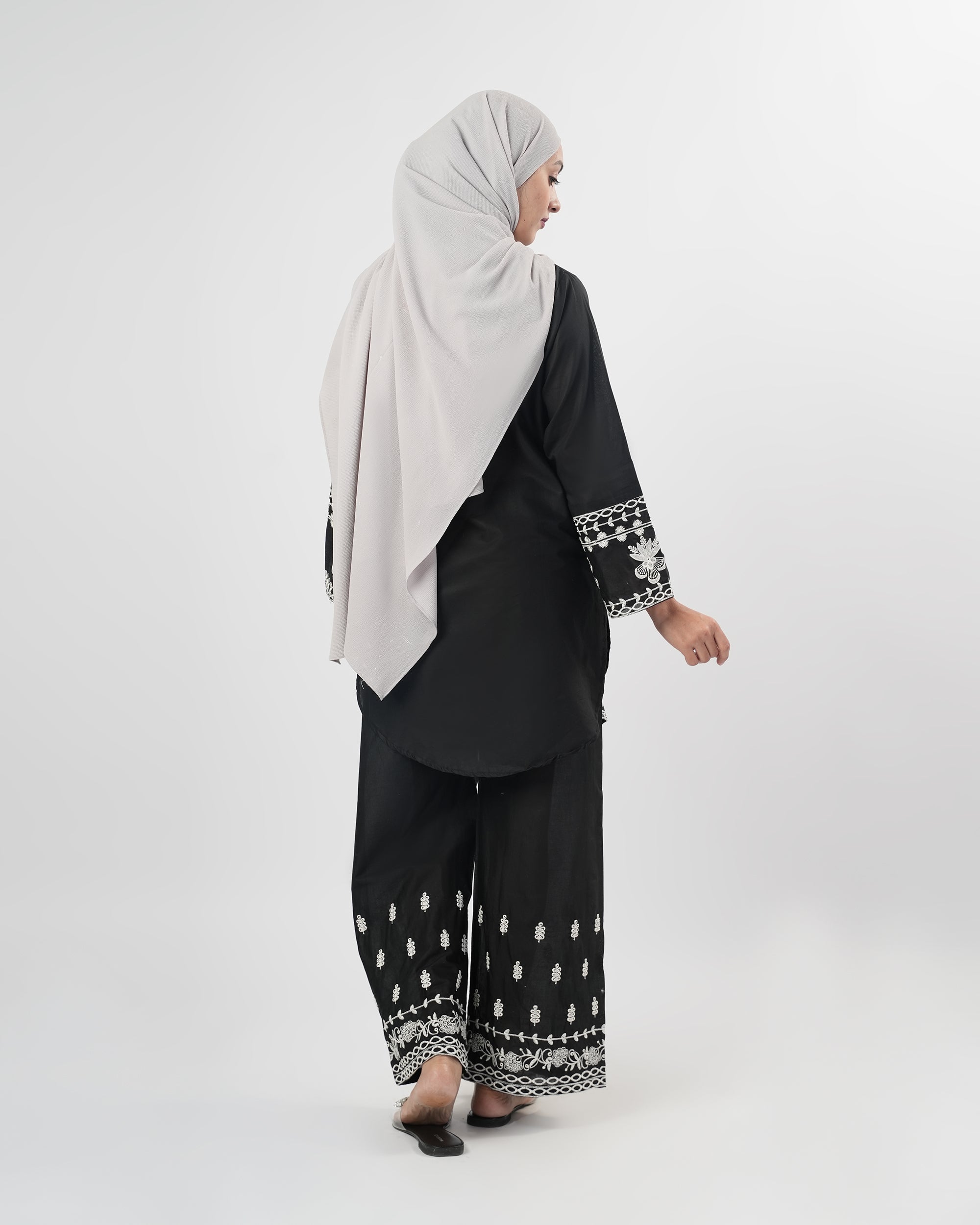 Valuables Women’s Embroidered 2-Pcs Suit