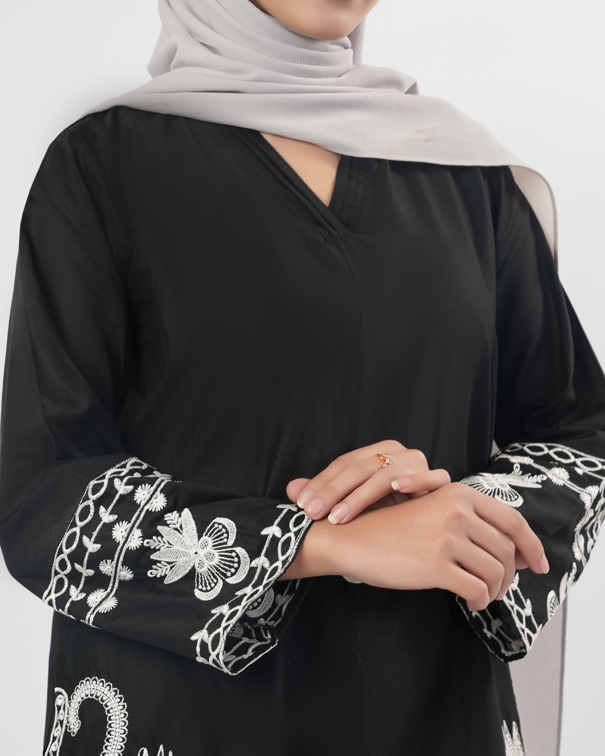 Valuables Women’s Embroidered 2-Pcs Suit
