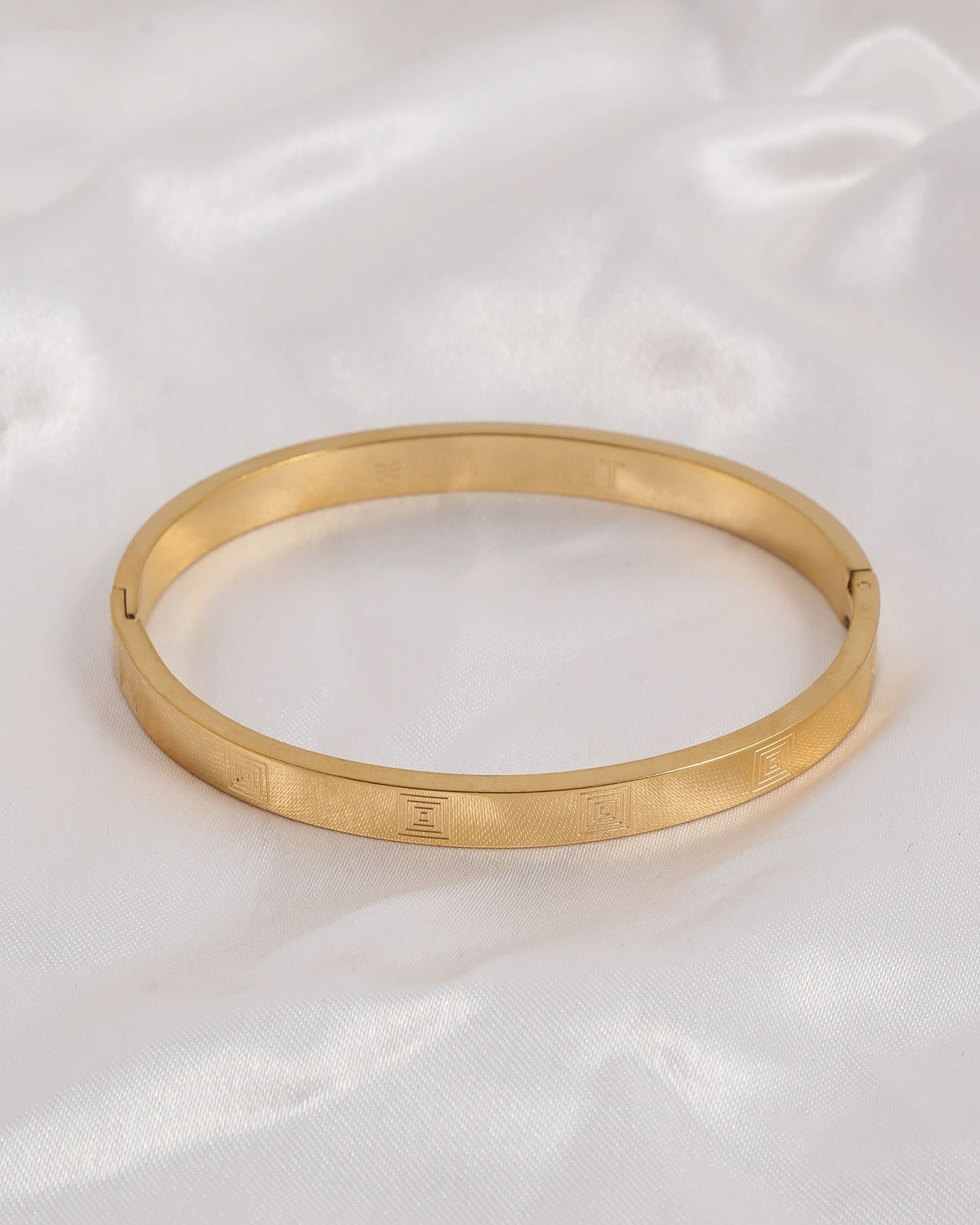 Eminent Women's Bracelet - Golden, Women Bangles & Bracelets, Eminent, Chase Value