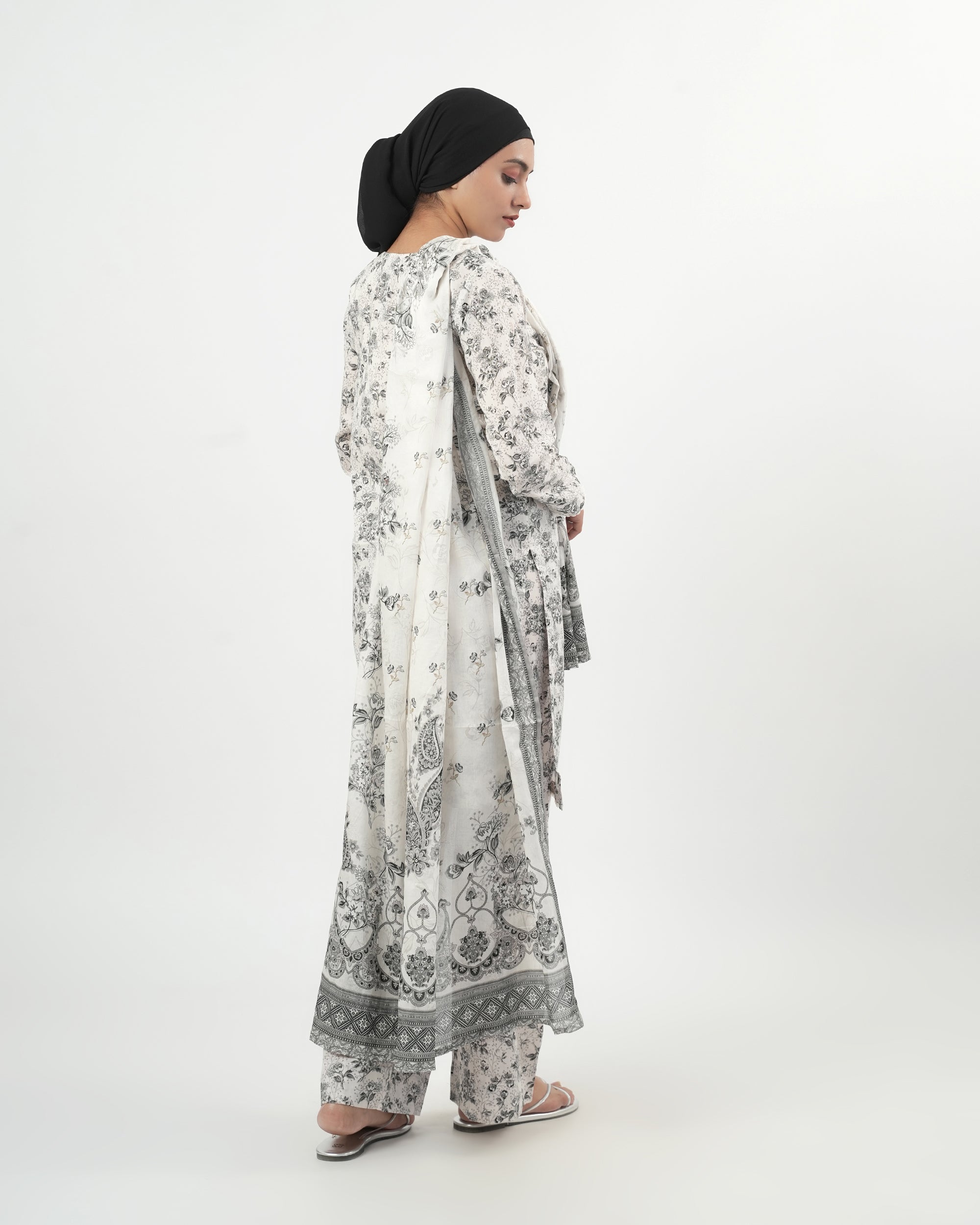 Valuables Women’s Printed Lawn 3 Pcs Suit