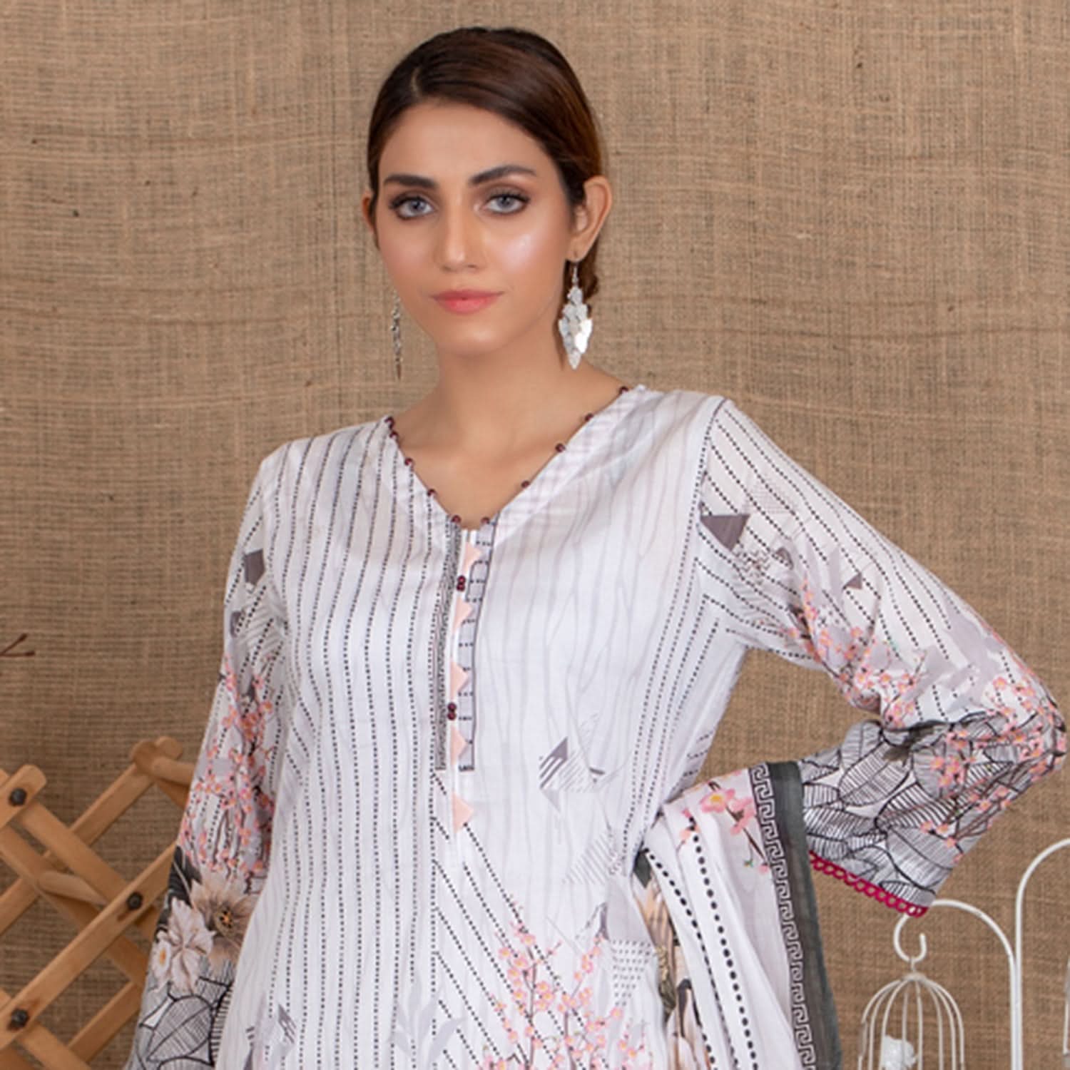Salina Digital Printed Lawn 3 Pcs Un-Stitched Suit - 3, Women, 3Pcs Shalwar Suit, Regalia Textiles, Chase Value
